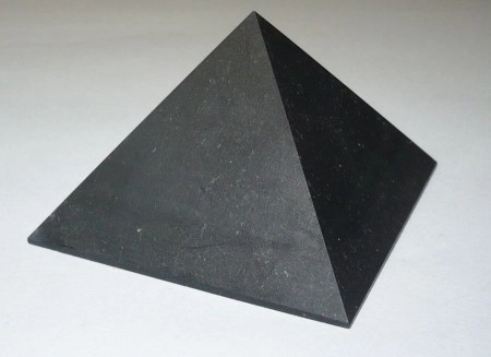Extra kvalitní šungitová pyramida s obsahem šungitu přibližně 98 %.         šungitová pyramida je příkladem synergického  působení...